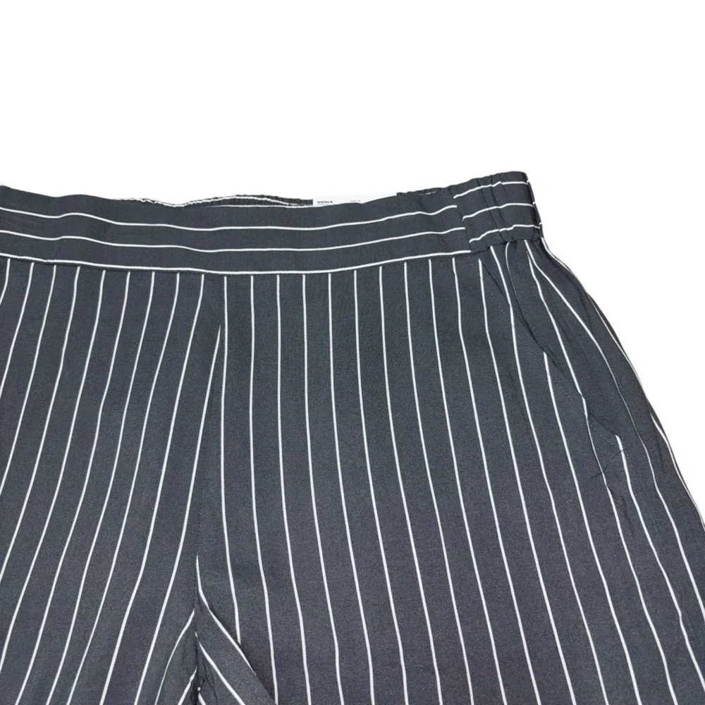 Nine West Women's M Medium Soft Pull on Shorts Striped Rayon NWT Pockets